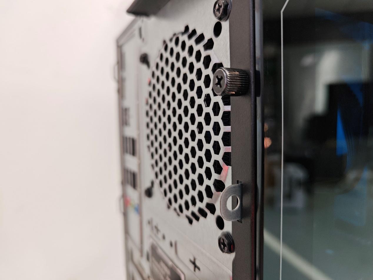 雷神黑武士・猎刃 Pro 主机评测，海光 C86 国产芯赋能，水冷散热打造电竞新标杆