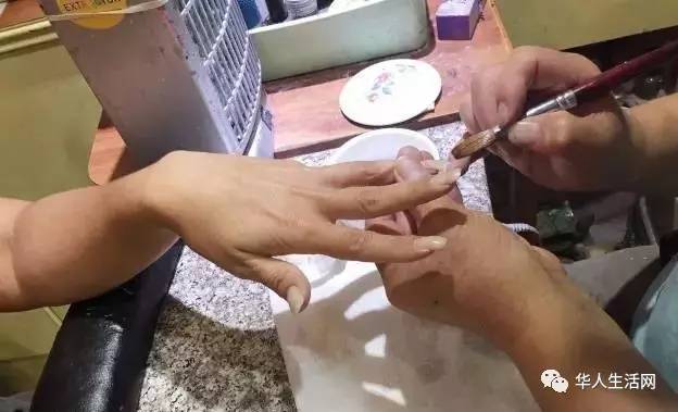 美甲服务起争议，女子因要求修改遭男美甲师殴打，谁在践踏服务底线？