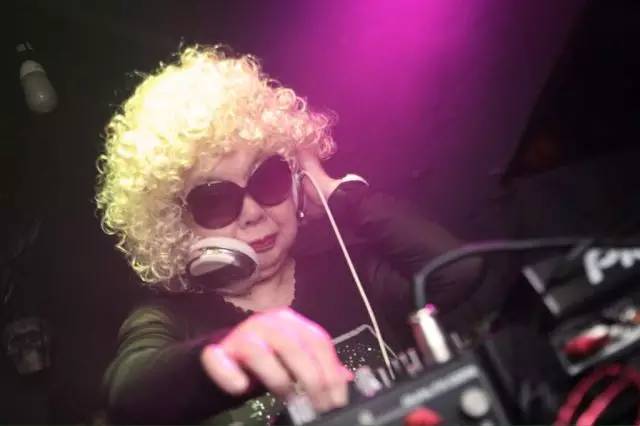 82岁奶奶摇出真知，摇滚不是年轻人的专利！