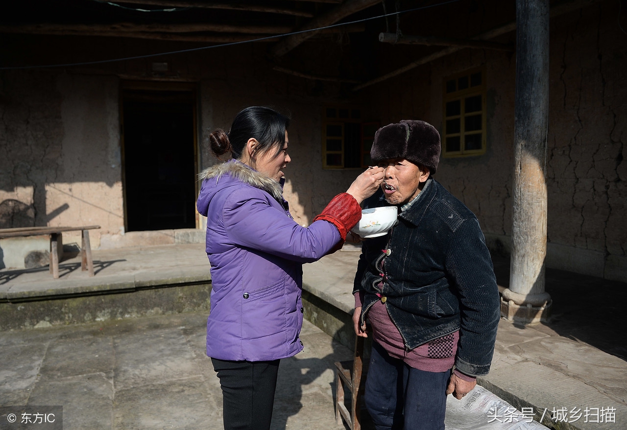 七旬公公主动扛育儿重担，儿媳哽咽感谢，您辛苦了，这个家有您才完整