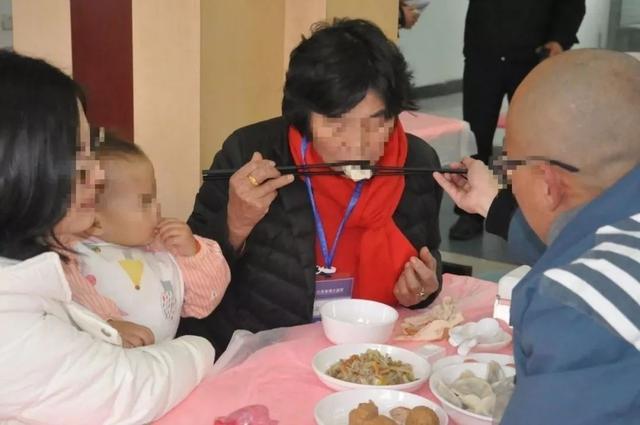 八旬轮椅母亲探监，狱中儿跪地泣血，那一跪，跪碎了多少岁月的重量