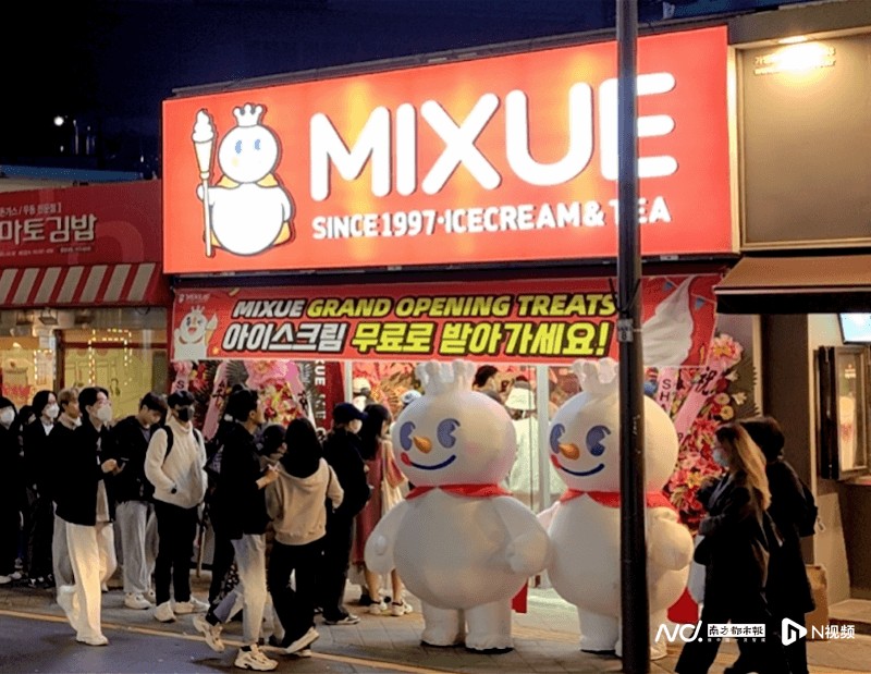 当蜜雪冰城遇上地道中文，美国街头收银小哥的暖心瞬间