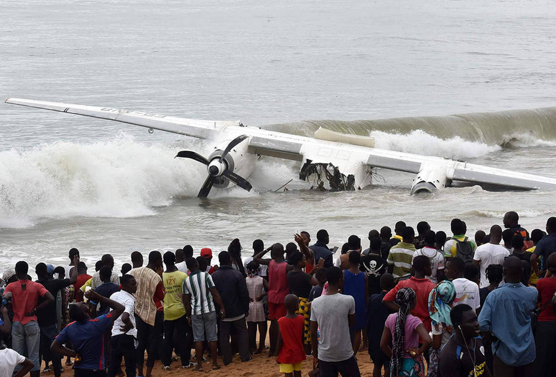 巴西一飞机机头朝下坠海画面曝光 现场惨烈引发关注