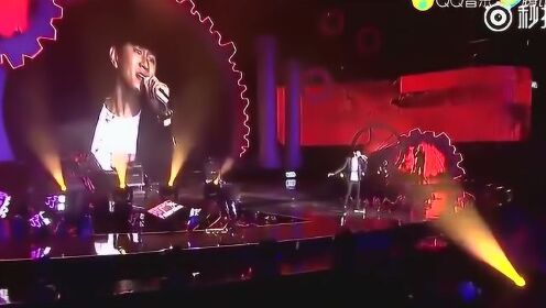舞台边缘的永恒守望，那个在JJ演唱会首排的她