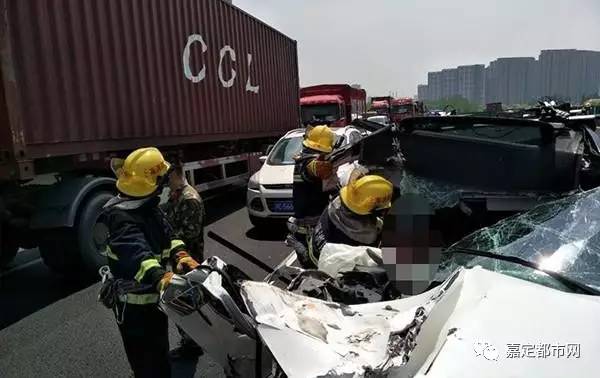 惊魂瞬间！小车追尾大货车起火被拖行，服务区上演生死救援