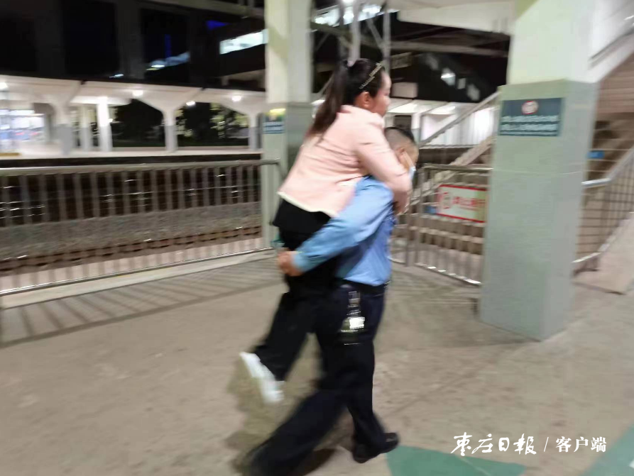 高铁站台的意外拥抱