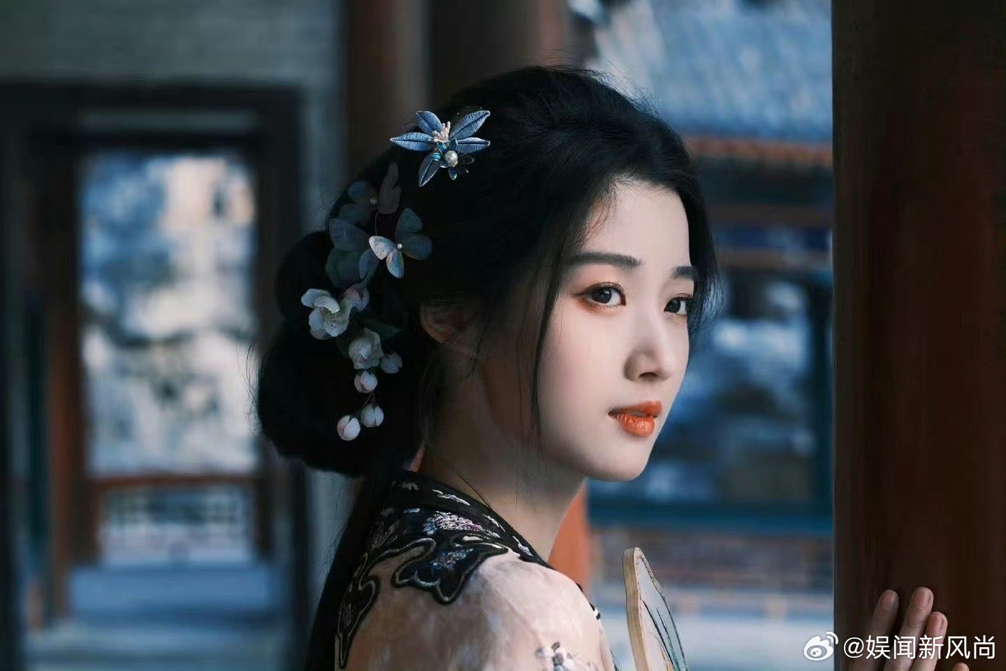 桃花笑映双姝艳，张含韵卢昱晓桃花笑唱醉春日