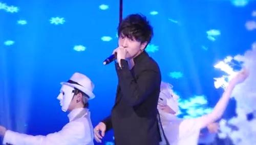 薛之谦是在舞台上洗澡吗？一场关于表演与艺术的边界探讨