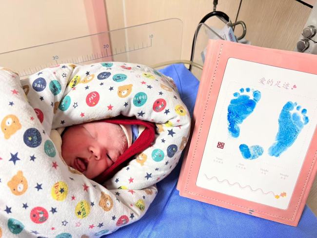 零点钟声敲响时，成都新年第一声啼哭如约而至—元旦宝宝0点00分诞生记