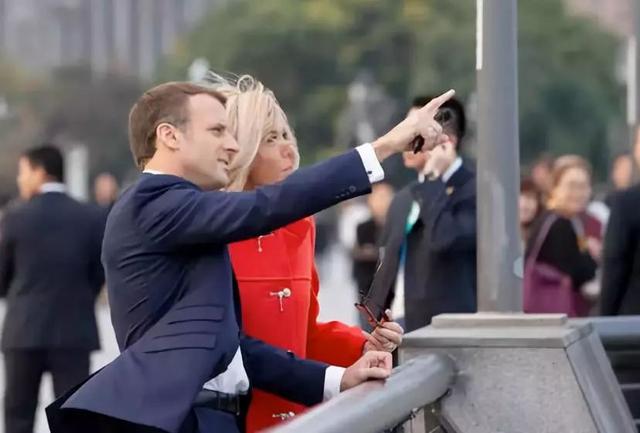 法式浪漫变街头，马克龙夫妇化身观众，共度魔术奇妙夜