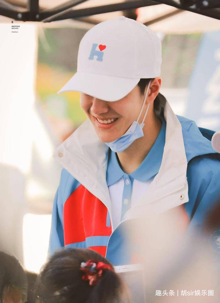 杭州兔子警官回应作秀质疑,初心是传递温暖,陪伴成长不是秀