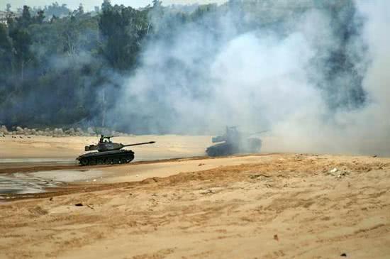 台军坦克演习半路趴窝冒白烟，台网友讽，这是抗中神剧加机械悲歌？
