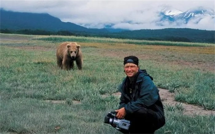 加州屋主与巨熊同居一月，惊魂与共处的森林奇缘